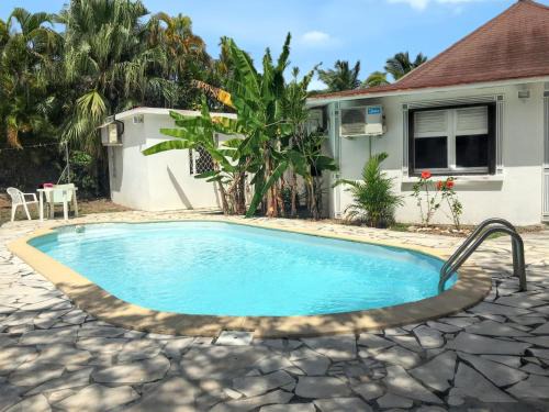 Maison accueillante à Saint-François avec piscine privée.