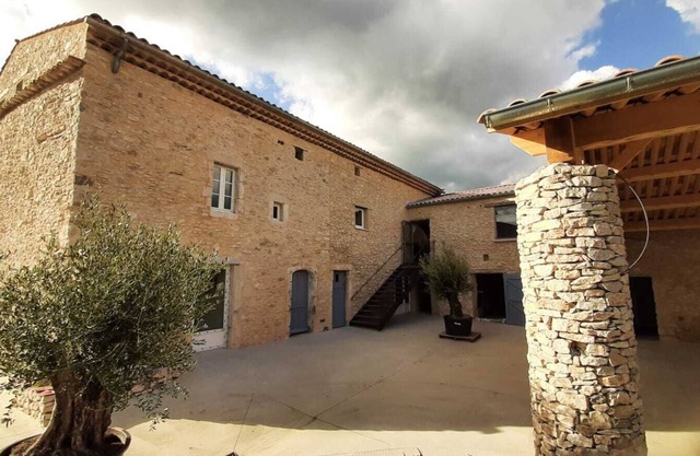 Maison D'hôtes en Provence, à la Campagne Avec Chambres et Espaces Communs