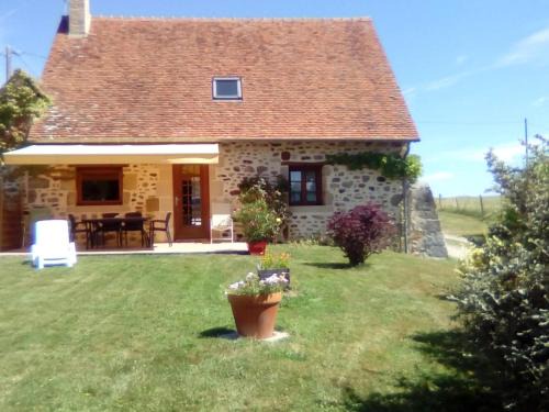 Maison de ferme restaurée avec pêche incluse et animaux acceptés - FR-1-489-293