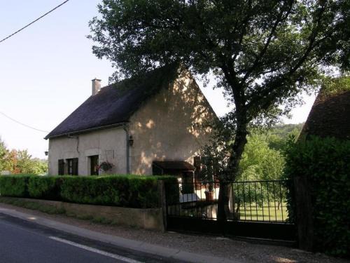 Maison Indépendante avec Grand Jardin et Cheminée, Proche Saint Pourçain - Confort et Tranquillité - FR-1-489-38