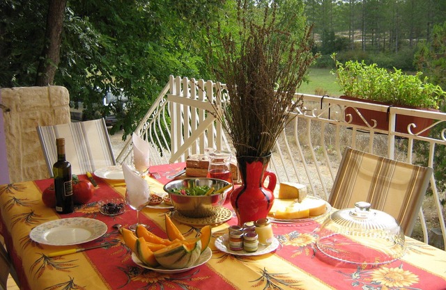 Maison provençale de caractère 3*jardin 6050m2 ; piscine au centre du village