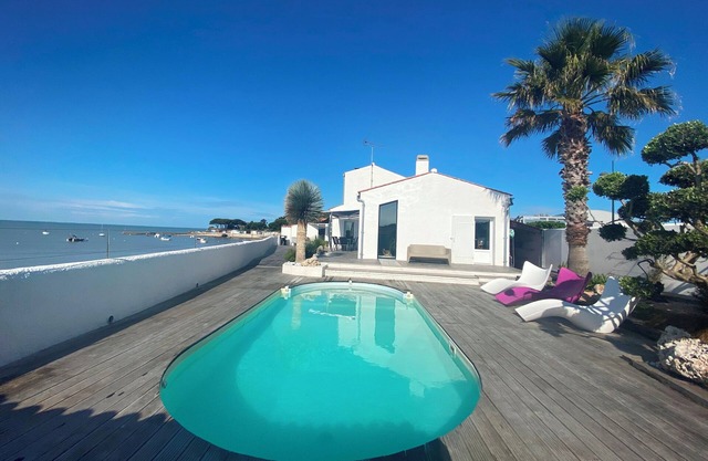 Maison vue mer piscine chauffée sud La Rochelle 6 pers 3 ch 4 lits accès mer