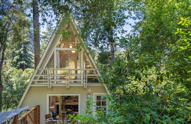 Majestic A-Frame, Upper Unit - with Hot Tub!