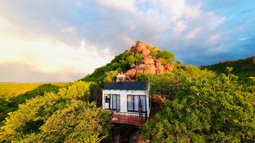 Makgobelo Lodge -The White House - Solar powered