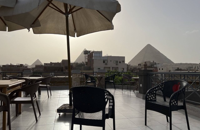 Malak pyramids inn