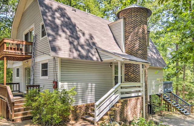 'Mallard’s Rest' Waterfront Hot Springs Home!