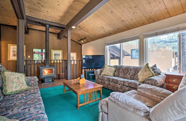 Mammoth Lakes Townhome < 2 Mi to Ski Area!