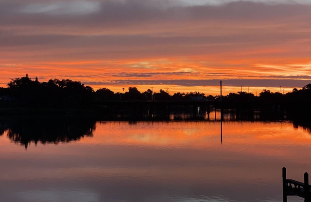 Manatee Point Cottage, Private Waterfront Getaway