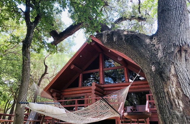 Manda Shae: Charming Lakeside Escape Awaits You!