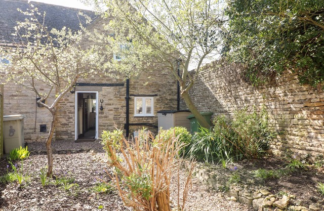 MANOR VIEW, pet friendly, with a garden in Edith Weston