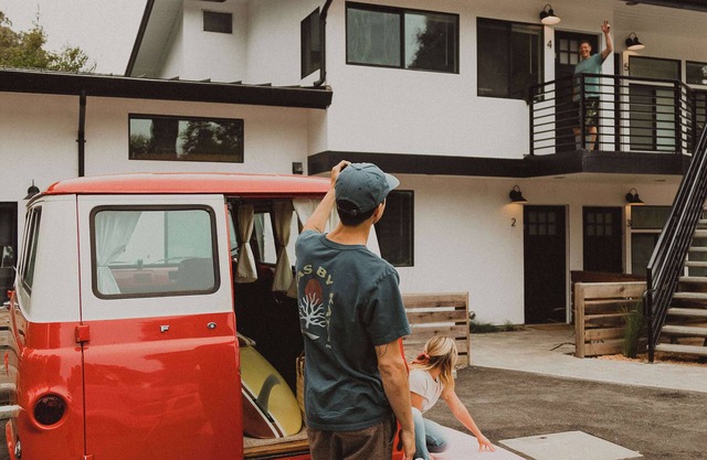 Manresa Surf House -2 bedroom- Hot Tub- Fire Pits