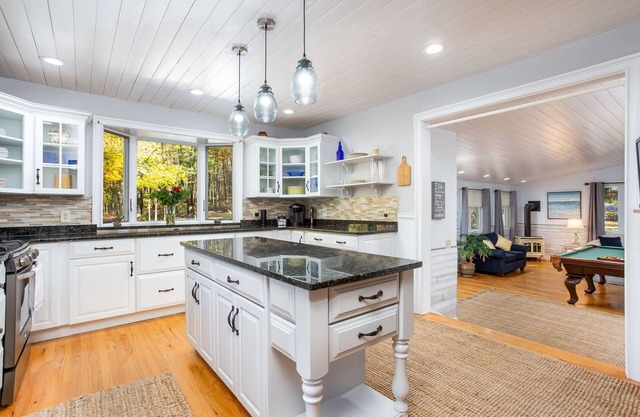 Mansion by the lake, Airline Trail and Wineries! In ground heated Pool-Jacuzzi.