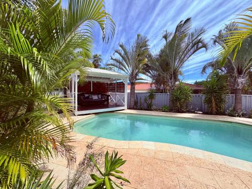 Manta Stays Resort-Style Tropical Oasis