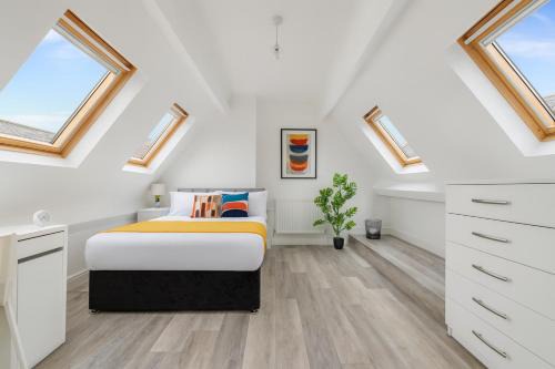Manygates House by Alt-Stay - Wakefield Budget Friendly Contractor and Relocation Accommodation - Private Room with Parking, Fast Wi Fi, In Room Tea and Coffee, Shared Kitchen, Bathrooms and Lounge - Long Stay Ready with Weekly and Monthly Rates