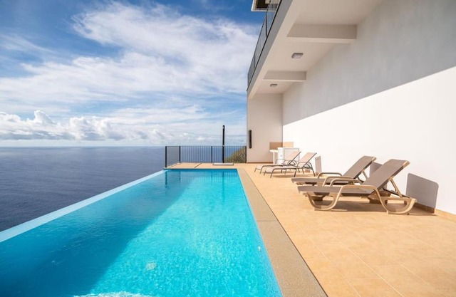 Marina View Apartment - Pool & stunning ocean view