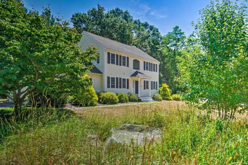 Marion Home with Private Deck Less Than 1 Mi From Beach