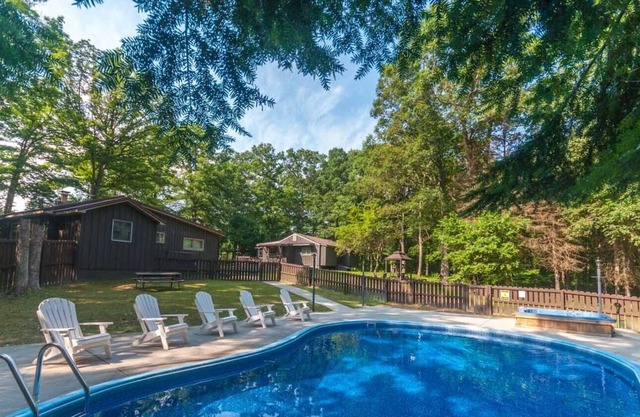 Martha's Retreat | 5BR, 3BA, Pool, Hot Tub, close to Ohiopyle