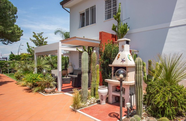 Marvelous Villa with enjoyable outdoor hot tub, 300m from the sea