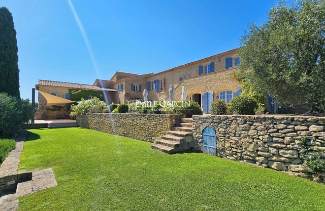 Mas for rent in Lauris, exceptional view in the heart of a 15 hectare estate