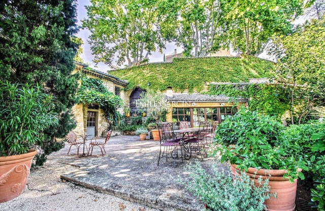 Mas for rent in Lauris in the village, in the heart of the South Luberon