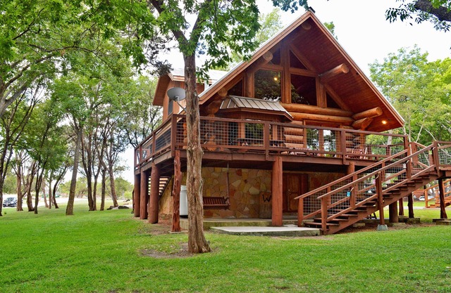 Matador: Rustic Retreat with Scenic Lake Views!