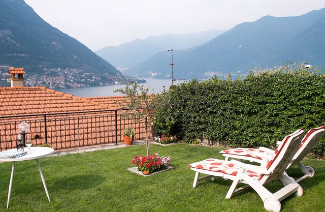 Merlino House apartment with beautiful lake view and private garden