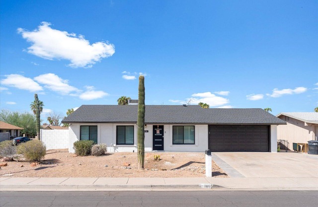 Mesa home with a pool, hot tub, and easy access to golf, dining