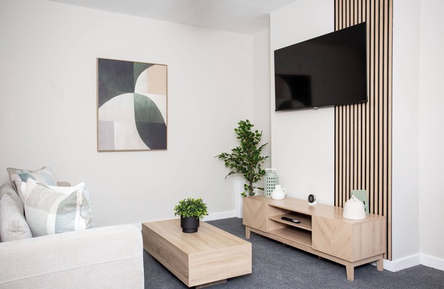 Metcalfe Haven offers a cozy retreat in the heart of Consett. This peaceful home is perfectly situated for exploring the stunning landscapes of County Durham, with nearby nature walks, historical sites, and scenic views.