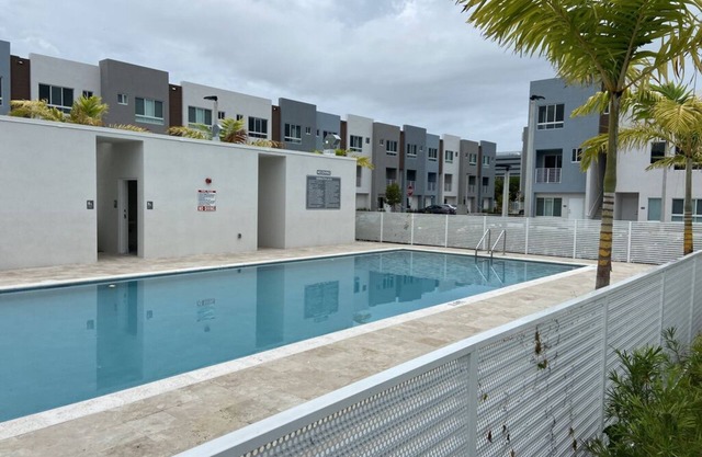 Miami (Aventura) IN FRONT OF AVENTURA MALL