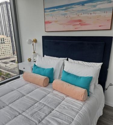 Miami-Brickell Luxury 2BR-2BATH with skyline VIEWS - walking distance to HEAT ARENA & BAYSIDE