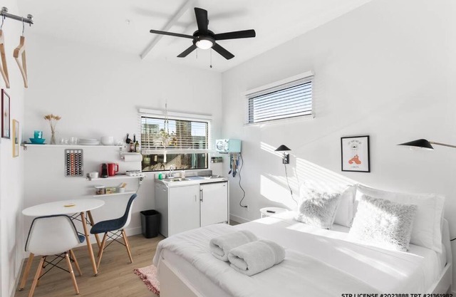 Micro Studio with balcony & pool view - Walk to OT