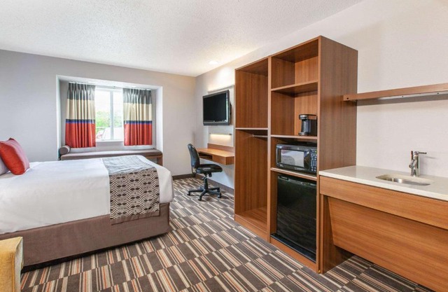 Microtel Inn & Suites by Wyndham Pittsburgh Airport