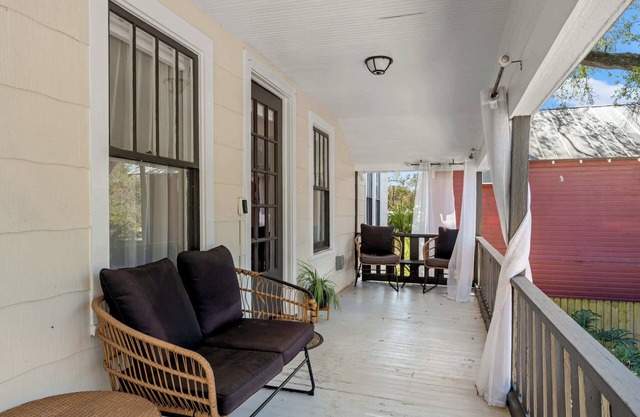 Mid-Century Manor - close to Downtown and food spots