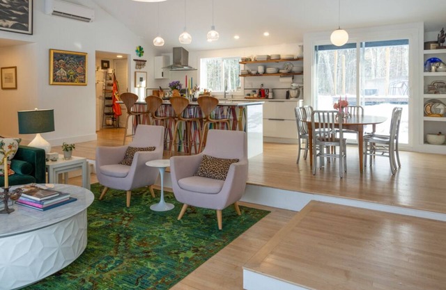 Mid-century modern walk to ocean, restaurants, and shops. Open for the holidays