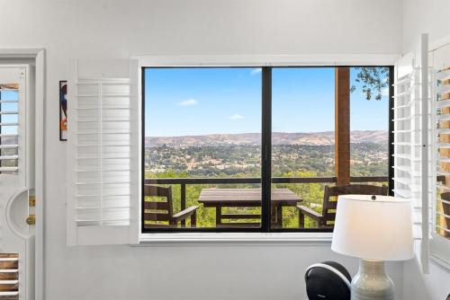 Mid-Mod Hilltop Retreat Views & Local Wildlife