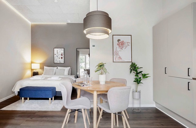 Midtown Flat Summary: