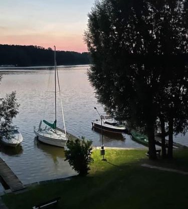 Mieszkanie nad jeziorem z własną linią brzegową