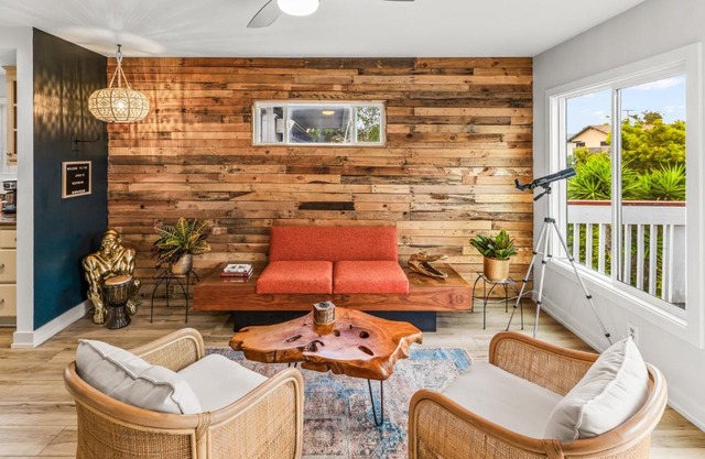 Mile to Beach! Private, Family & Pet Friendly Oasis! Pool Table & Hot tub!