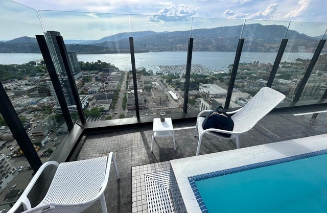 Million-Dollar View with 34th floor Rooftop Pool and hot Tub , Private Room and Private Bathroom in Downtown Kelowna!