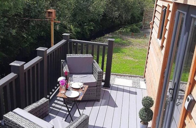 Min yr Afon - Cabin - Sleeps 2 - Hot Tub - Parking