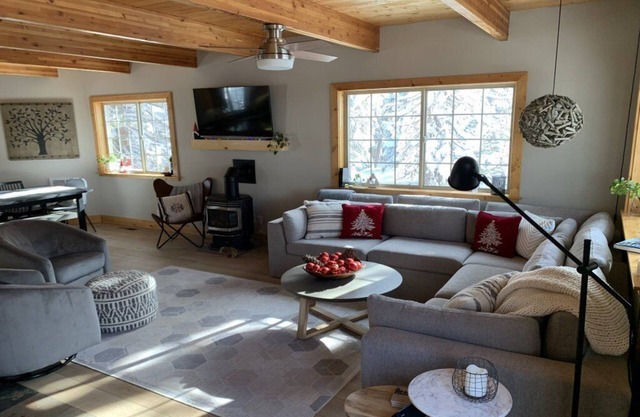 Minglewood: Old Tahoe Vibe with Hot Tub- 4bed/3bath