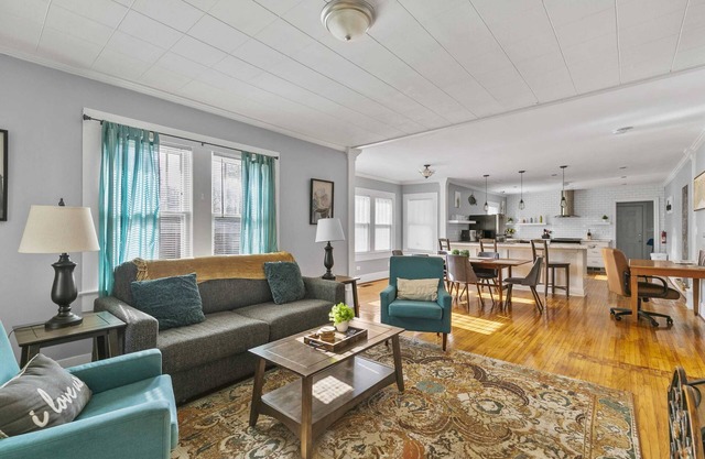 Mins to Airport & Downtown-Beautiful Tarrant Home