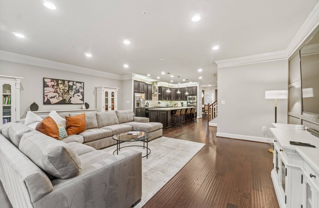 Mins to Annap; Luxury Townhome
