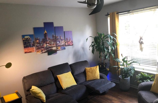 minutes from downtown 3br stylishhome-free parking