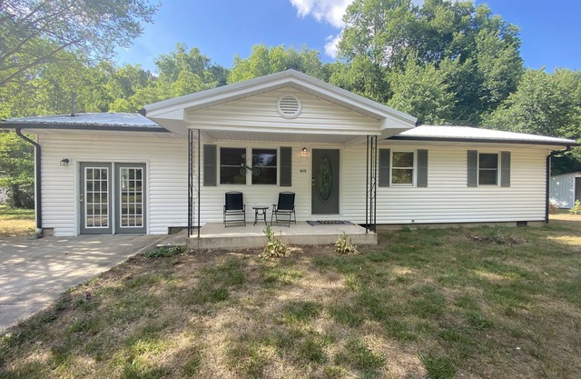 Minutes from Mt trails & River - 3 Bedroom House - Sleeps 7
