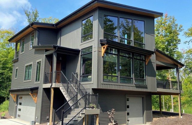 MINUTES to Niagara Falls, UNIQUE Custom Home, PRIVATE Woodland Retreat, HOT TUB