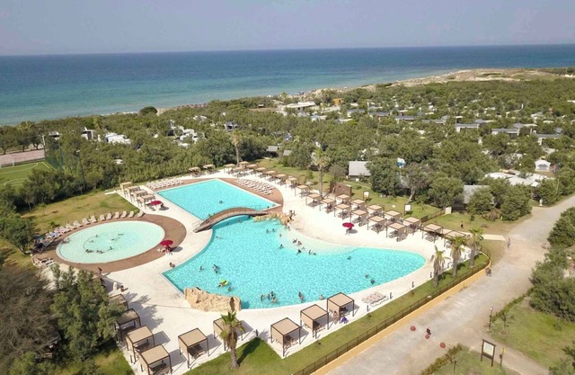 Mobilehome with air conditioning, terrace and pool