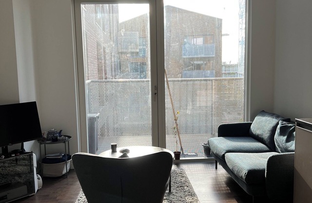 Modern 1-BD Apt with Balcony | Surrey Quays