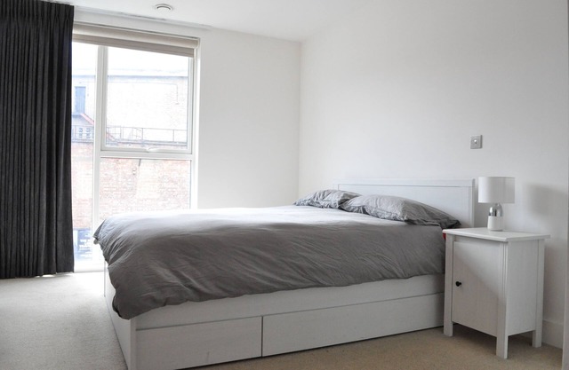 Modern 1BD Flat w Balcony, Heart of Brixton