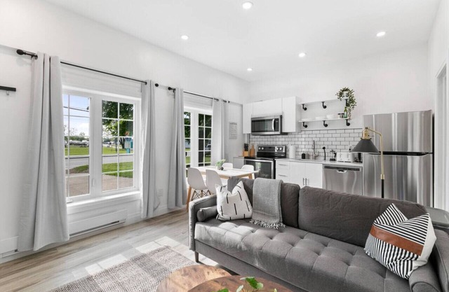 Modern 1BR Guesthouse | Near Marina & Golf